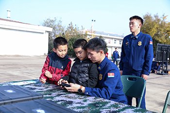 围绕“全民消防