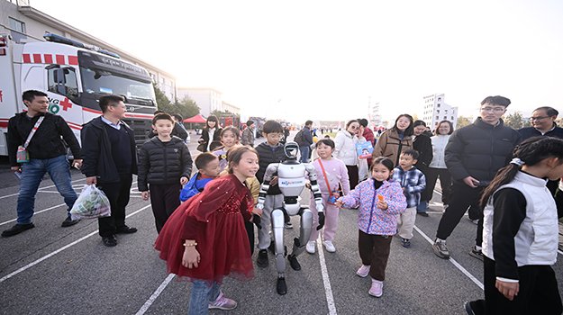 驻地群众及开云直播手机版登录师生共三